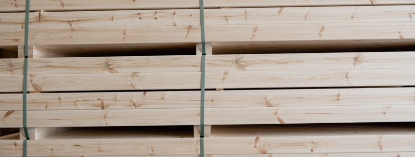 Gestapelte Leimholzbohlen im Werk von PP Glulam