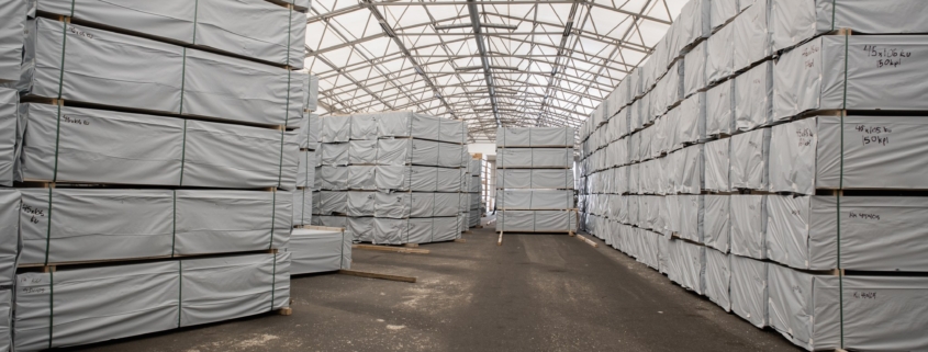 Leimholzmaterial im Werk von PP Glulam in Finnland