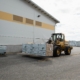 Transport pakietu drewna przy fabryce PP Glulam w Finlandii