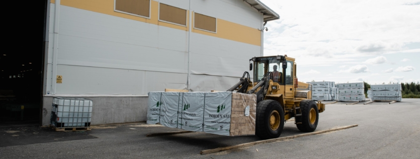 Transport pakietu drewna przy fabryce PP Glulam w Finlandii